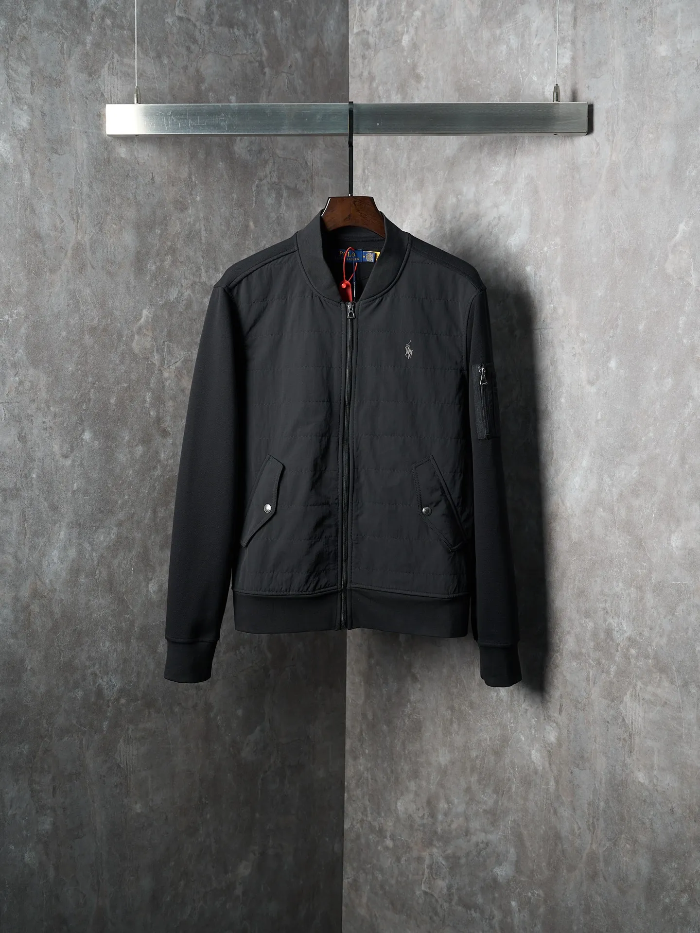 P500 Actual auction】Ralph Lauren/Ralph Lauren embroidered pony logo zipper baseball collar cotton jacket [Ready stock] S M L The hidden pocket on the left sleeve is hidden in the shape. The collar chain linkage layered design is effortlessly advanced. The golden ratio of lightness and warmth. Warm but not heavy. Heavy but not stiff. Uses imported machine embroidery technology. Uses advanced computer control systems and precision mechanical components to realize the iconic pony embroidery operation. High precision. The lines are smooth and delicate. Needle and shuttle splicing technology can make full use of the respective advantages of knitted fabrics and woven fabrics. By choosing the appropriate sewing process and stitches, the splicing parts can be ensured to be strong and beautiful. Template machine bag opening. The preset template guides the position, shape and size of the bag opening. The accuracy ensures the quality of the bag opening effect and the loose version.